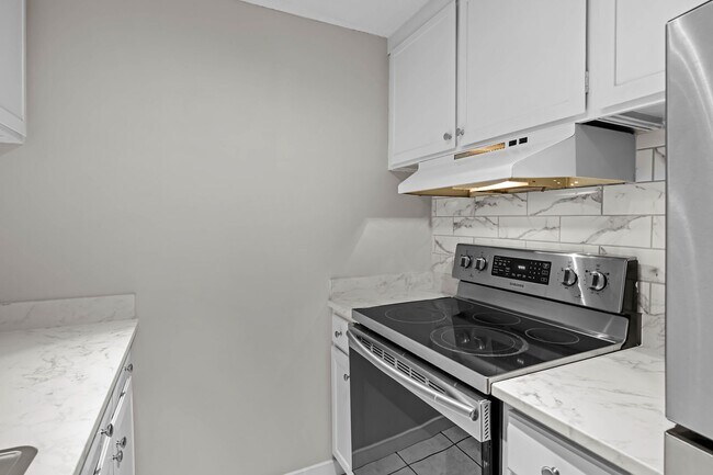 Building Photo - Updated 2-bedroom condo in Denver!