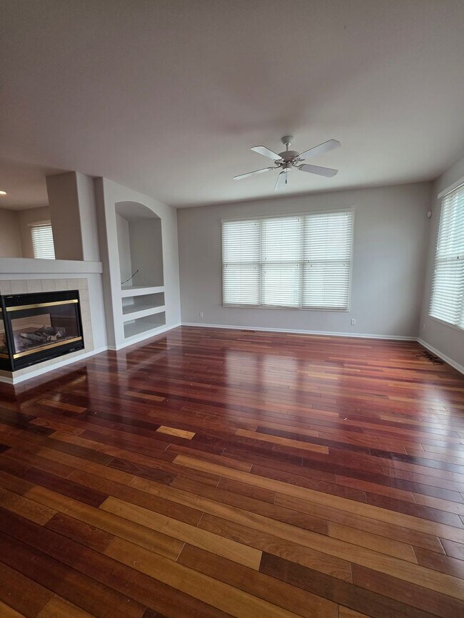 Building Photo - Beautiful 4 Bedroom Home! Available Now!