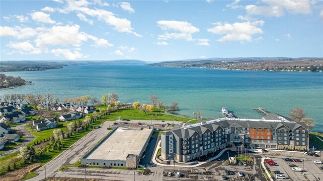 Building Photo - 205 Lakeshore Dr