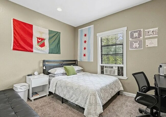 Foto del edificio - 7 bedroom home 2 min walk from Campus