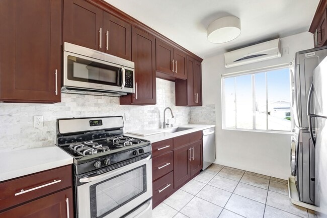 Building Photo - This upstairs 2 bed / 1 bath apartment in Echo Park is now available - With parking and in-unit l...