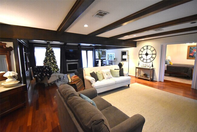 Foto del edificio - 8011 Meadowvale Dr