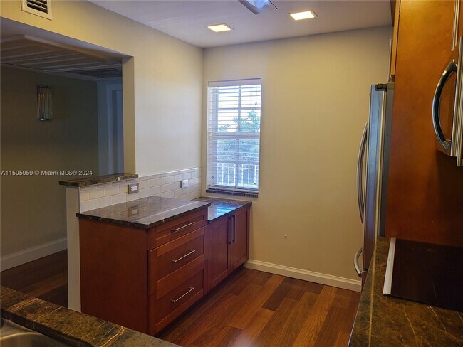 Building Photo - 3051 S Palm Aire Dr