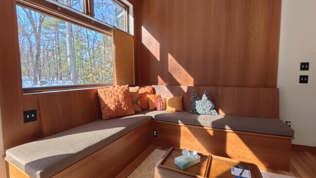 Foto del edificio - 64 Newcomb Rd