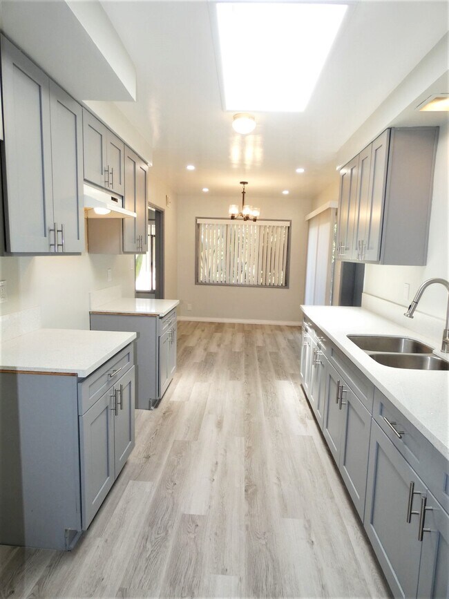 Building Photo - 2713 W Rosecrans Ave