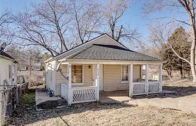 Building Photo - 2 Bedroom Northeast Bungalow For Rent