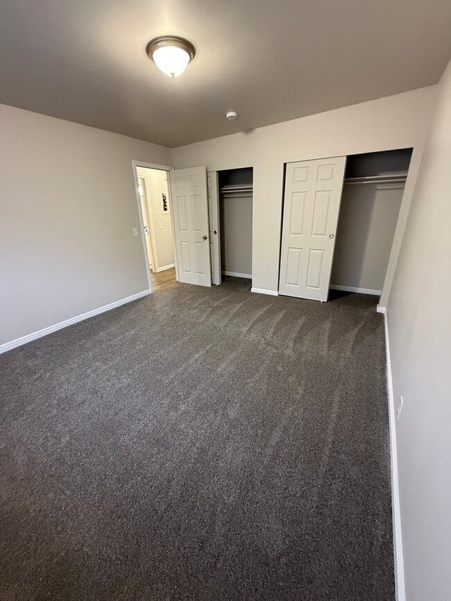 Foto del edificio - 833 N Riverside Dr