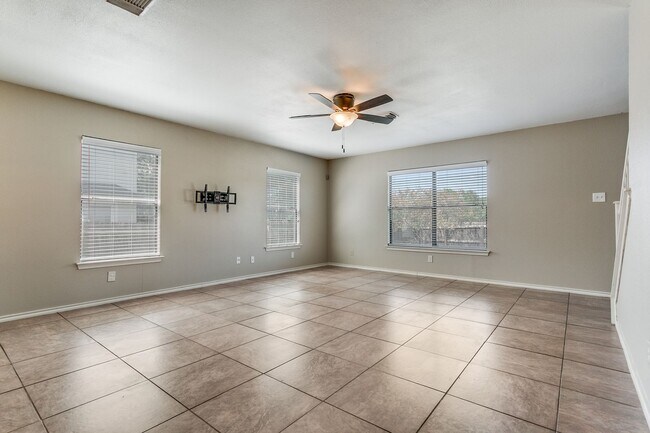 Building Photo - Spacious 3 bedroom, 2.5 bath, Thousand Oak...