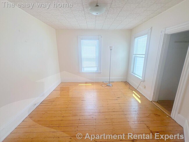 Building Photo - 44 Elm St