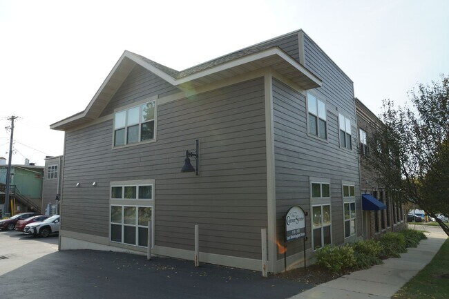 Foto del edificio - Luxury Two-bedroom apartment in downtown Stoughton with in-unit laundry and central a/c