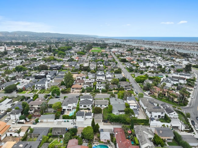 Foto del edificio - 421 Tustin Ave