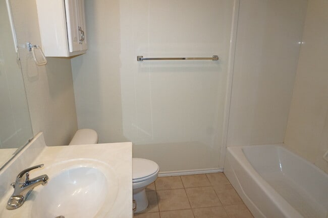 Building Photo - Beautiful Duplex with a Basement!