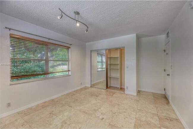 Foto del edificio - 530 NE 15th Ct