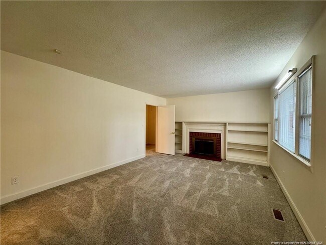 Foto del edificio - 400 Harrill Cir