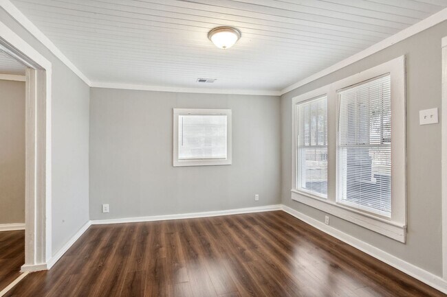 Foto del edificio - Large Near Downtown 3BR/1BA House For Rent