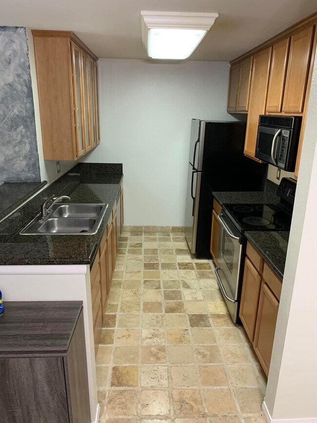 Foto del edificio - 7130 Shoreline Dr