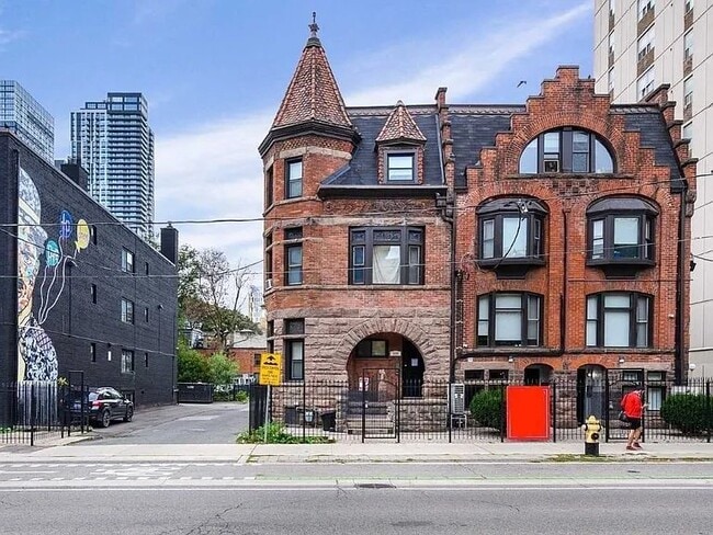 Building Photo - 260 Sherbourne