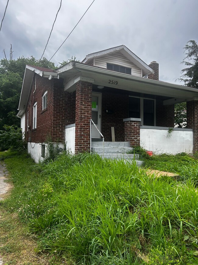 Building Photo - 2519 Crescent Ave
