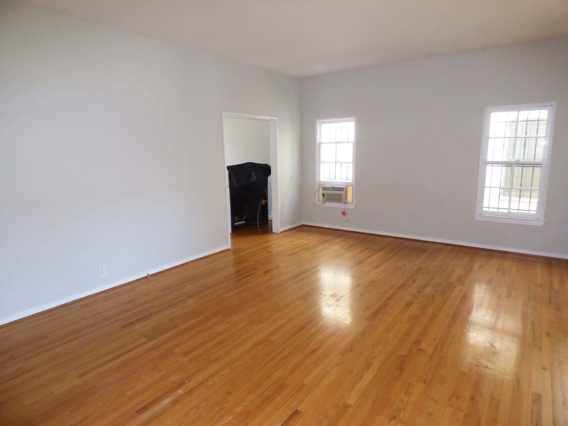 Foto principal - 136 N Sweetzer Ave
