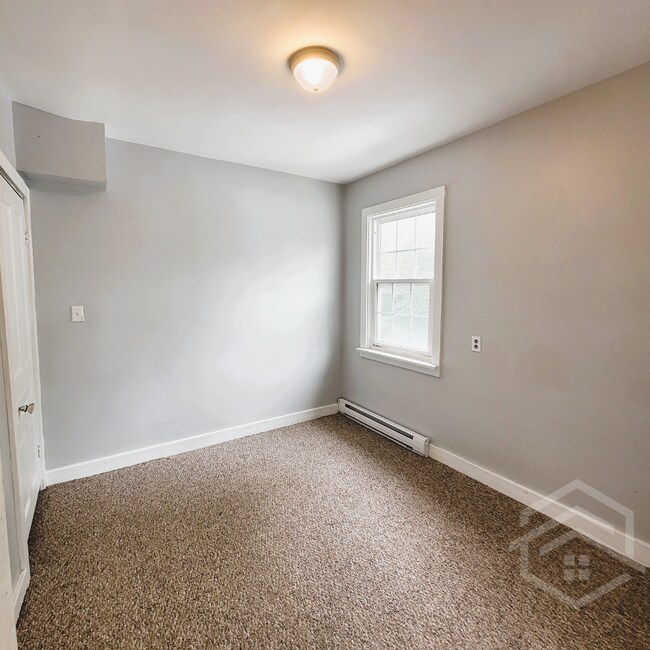 Photo du bâtiment - Convenient 2-Bedroom Upper Unit in Norwich!