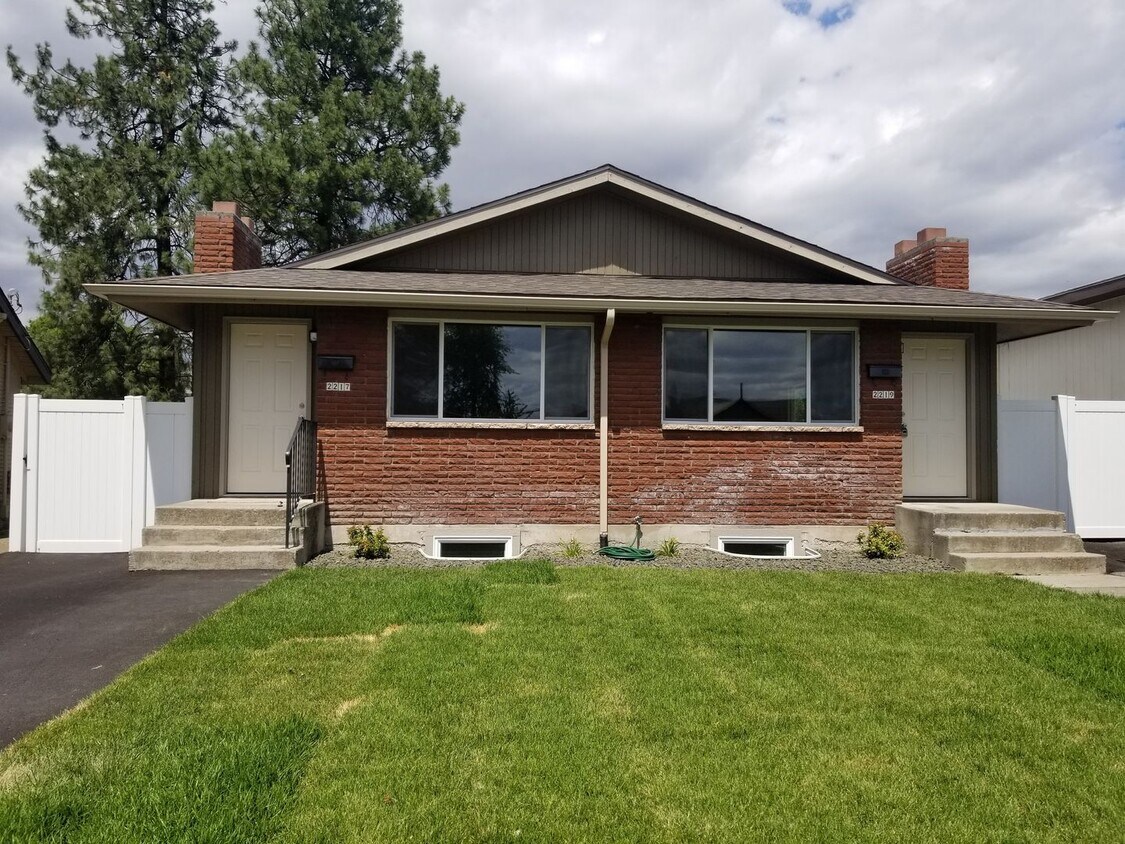 Foto principal - Spacious & Updated 3-Bed, 2-Bath Duplex in...