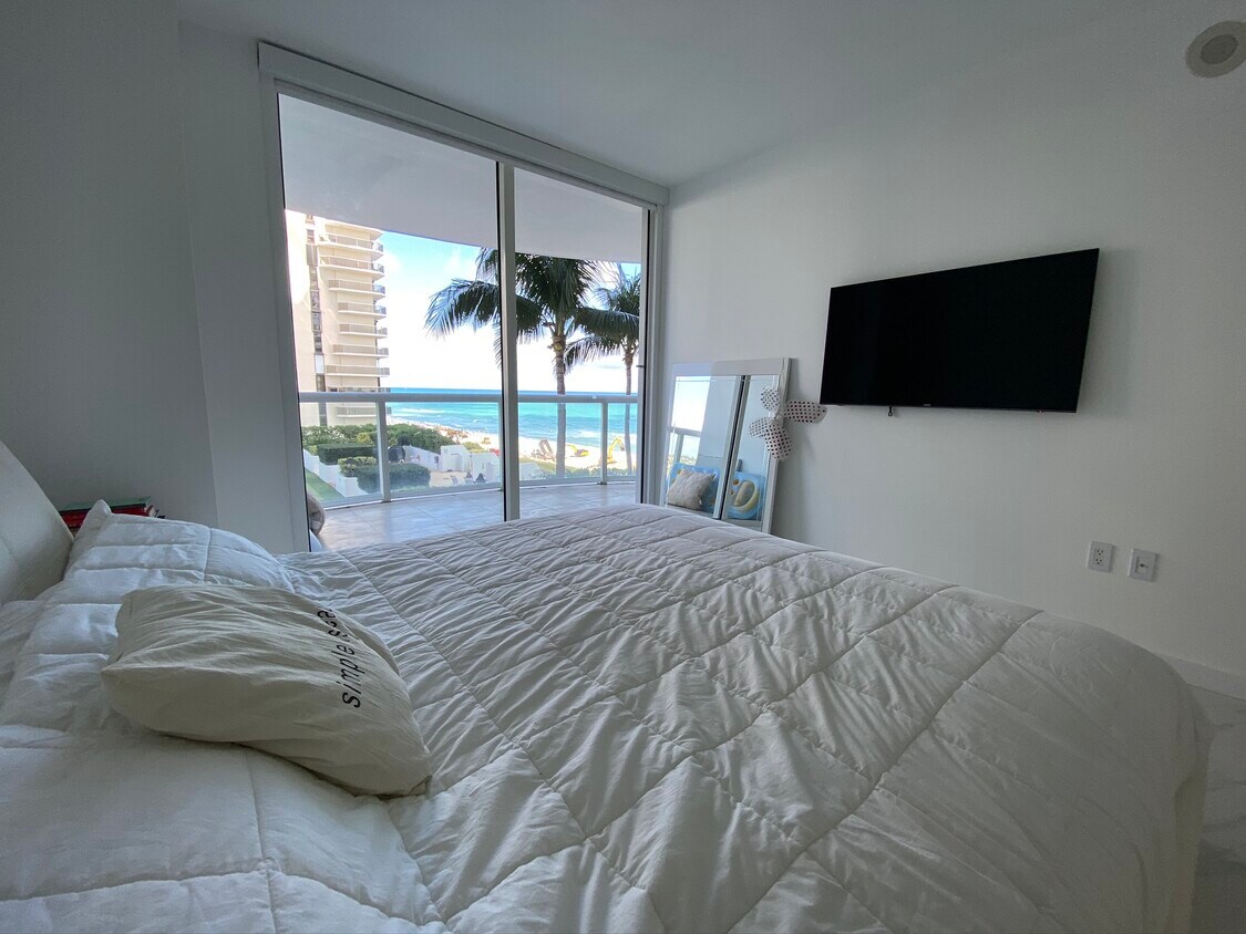 Foto principal - 6365 Collins Ave