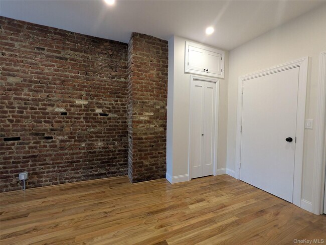 Building Photo - 104-44 42nd Ave