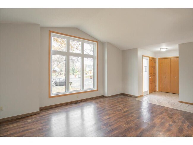 Foto del edificio - 5245 Clayton Dr