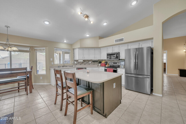 Building Photo - 2343 E Kempton Rd