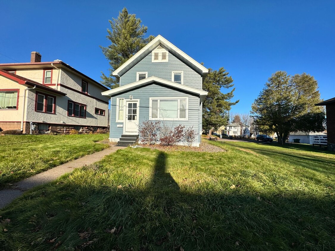 Primary Photo - AVAILABLE JUNE 2025 - Spacious 4 Bed 2 Bat...