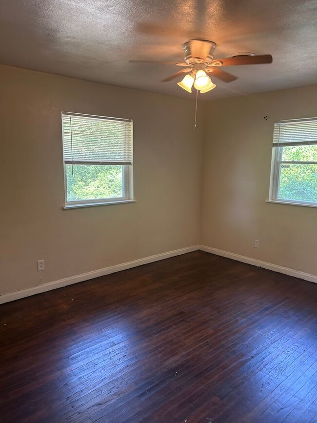 Building Photo - Charming 2 Bedroom 1 Bath House Rent Ready...