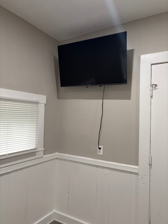 Building Photo - 1445 E 112th St