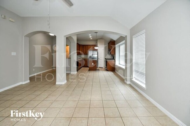 Foto del edificio - 205 Wooded Creek Ave