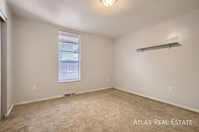 Foto del edificio - 331 N Columbine St