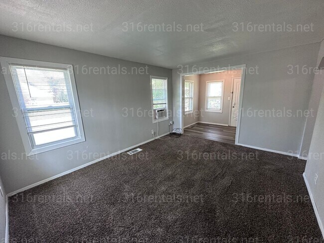 Building Photo - $650 - 1 bedroom/ 1 bathroom - Duplex
