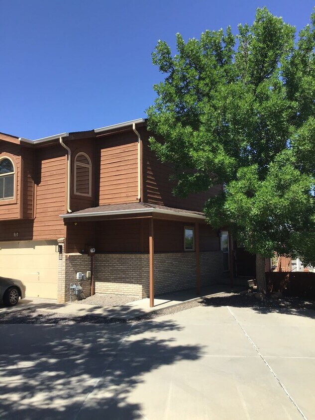 Foto principal - 75 Wright Ct