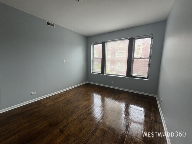 Building Photo - 705 E 62nd St