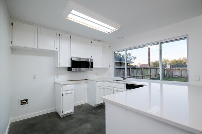 Foto del edificio - 6834 Holiday Ln