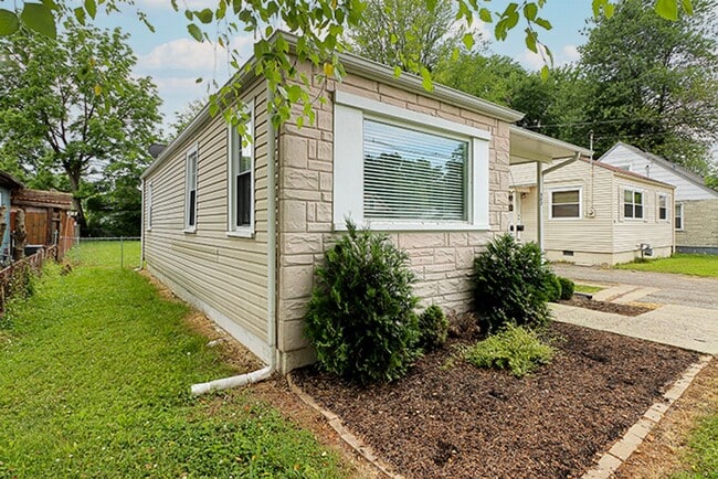 Building Photo - Newly Renovated 2 Bedroom Ranch