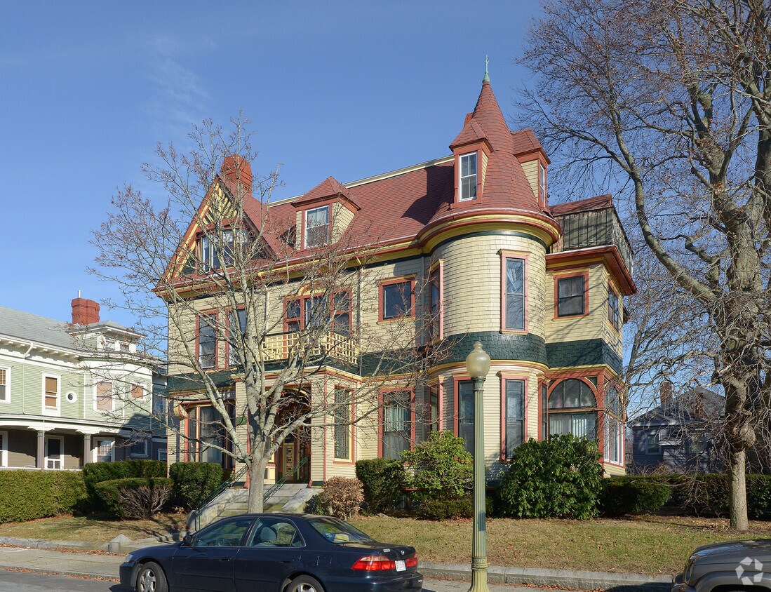 Primary Photo - 152 Cottage St