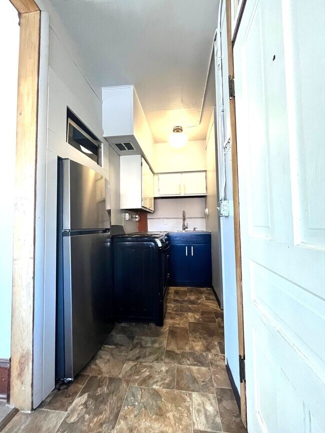 Foto del edificio - Light Filled Top Floor 1 Bedroom in Unbeatable Hip Strip Location!