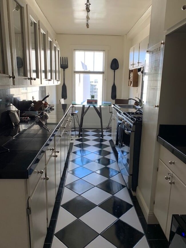 Foto del edificio - Pacific Heights: Unfurnished 4th Floor Apt w/ Optional Garage Parking & Shared Roof Deck Availabl...