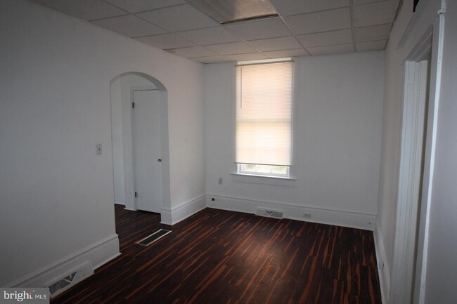 Building Photo - 117 S Walnut St