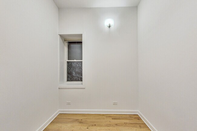 Foto del edificio - 2459 W Augusta Blvd