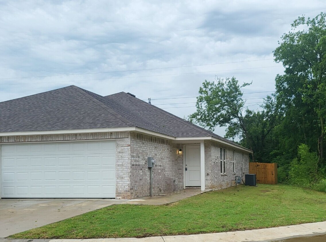 Primary Photo - 3 Bed, 2 Bath