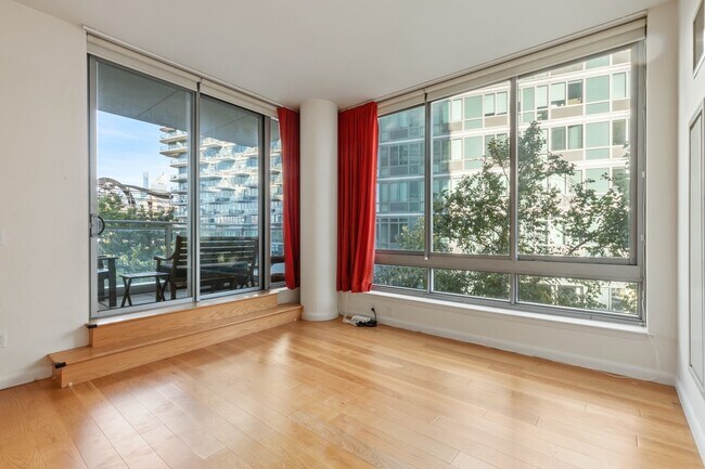 Building Photo - Luxury 2BR/2BA w/Balcony!
