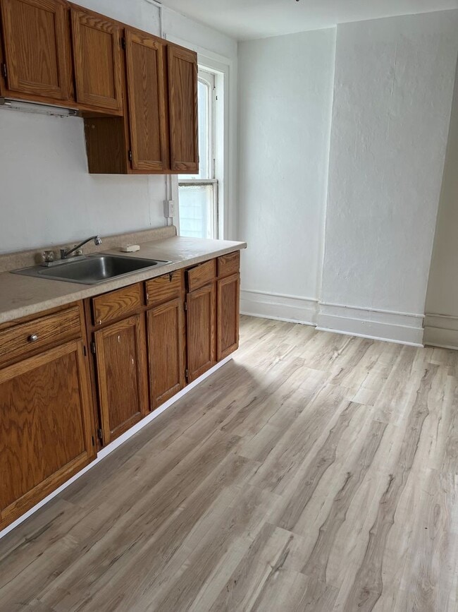 11 Elizabeth St Unit B, Auburn, NY 13021 Room for Rent in Auburn, NY