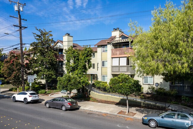 Building Photo - Gatehouse Square Condominium Homes