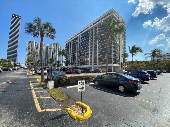 Building Photo - 2049 S Ocean Dr