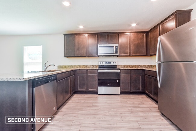 Building Photo - 915 Clayton Dr